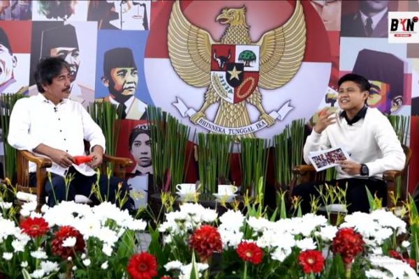 Soekarno berbaring di tanah kemudia ibunya melangkahi sebagai bentuk restu untuk pergi mengenyam pendidikan