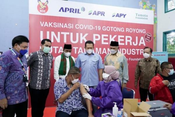 PT RAPP menjadi pelaku usaha pertama di Riau yang menjalankan vaksinasi Covid-19 Gotong Royong sebagai upaya memutus mata rantai penyebaran virus Covid-19.