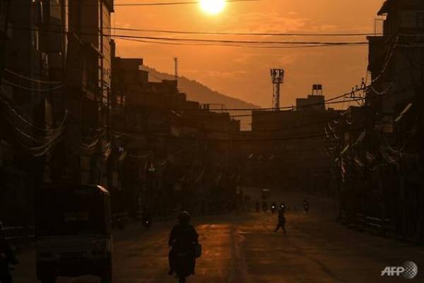 Pria berusia 65 tahun yang meninggal itu dirawat di unit perawatan intensif di sebuah rumah sakit di Nepal barat setelah didiagnosis menderita ensefalitis lobus temporal.