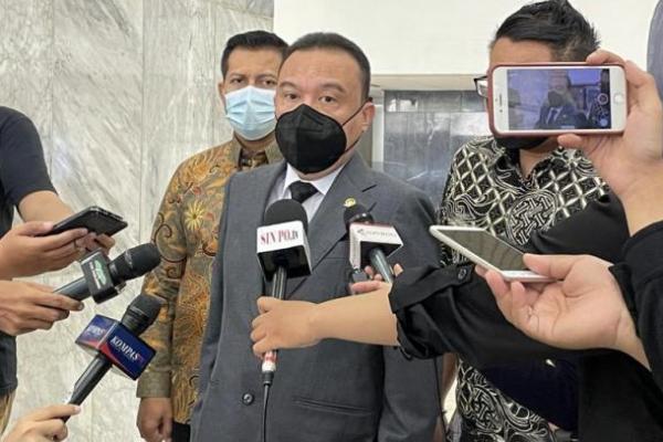 Wakil Ketua DPR RI, Sufmi Dasco Ahmad meminta pemerintah dan aparat penegak hukum bersinergi guna menanggulangi penyebaran Covid-19 yang semakin meroket di Indonesia.