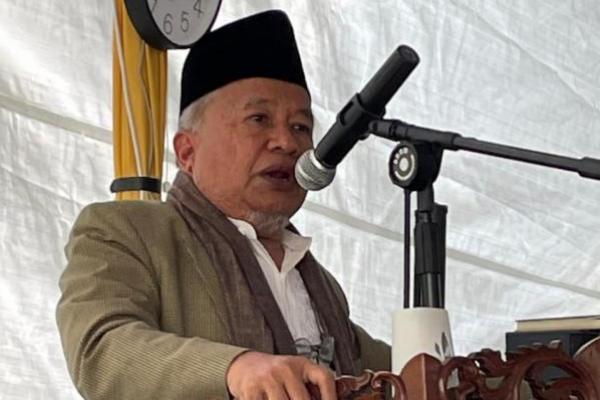 Muhyiddin dalam khutbahnya mengisahkan perjuangan Nabi Muhammad SAW setiba di Madinah dalam hijrahnya. Pertama kali Nabi mendirikan masjid dengan sangat sederhana atap dan dindingnya dari pelepah kurma.