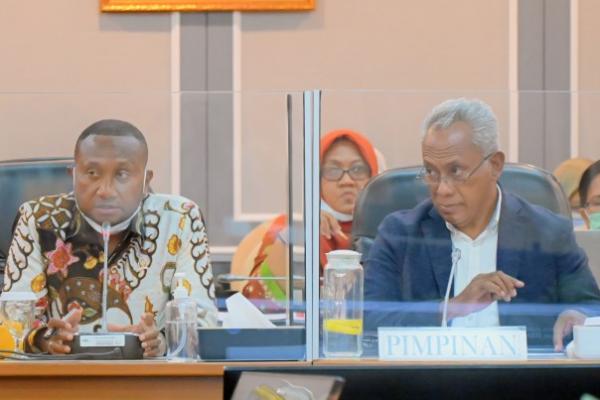 Ketua Pansus Otonomi Khusus (Otsus) Papua Komarudin Watubun Usulan menanggapi positif mengenai penguatan lembaga secara menyeluruh di Papua.