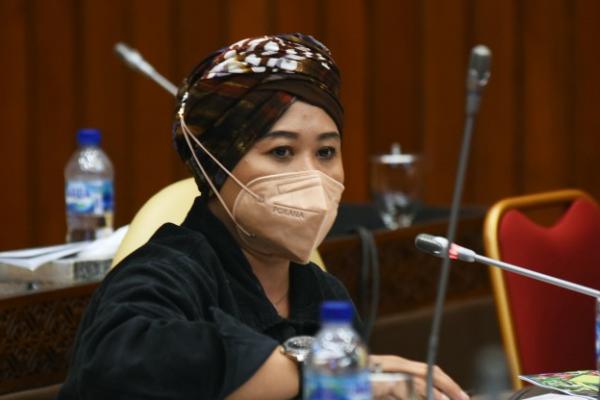 Anggota Komisi IV DPR RI Luluk Nur Hamidah berharap agar Kementerian Lingkungan Hidup dan Kehutanan (KLHK) segera meningkatkan kualitas lingkungan hidup Indonesia.
