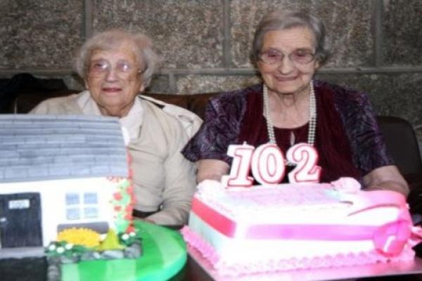 Sebuah daerah Maryland mengadakan pesta ulang tahun untuk sepasang saudara kembar yang merayakan ulang tahun ke-100 mereka awal tahun ini.