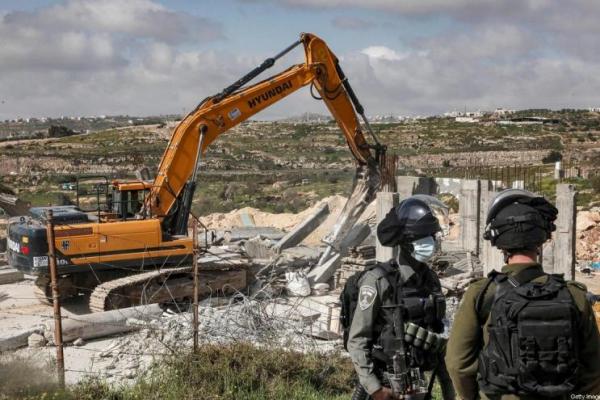 tentara menghancurkan pemukiman Palestina di wilayah al-Muarrajat, timur Ramallah.