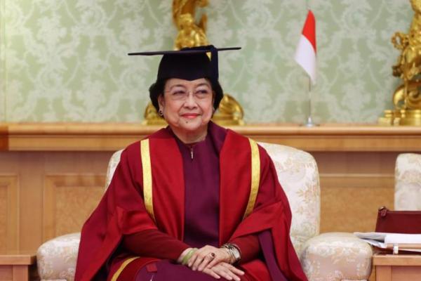 Sejumlah guru besar yang menjadi promotor Megawati menjadi Profesor Kehormatan.