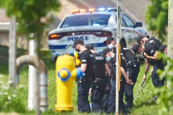 Pihak berwenang mengatakan seorang pemuda ditangkap di tempat parkir sebuah mal terdekat setelah insiden Minggu malam di kota Ontario, London. Polisi mengatakan sebuah truk pikap hitam menaiki trotoar dan menabrak para korban di persimpangan jalan.