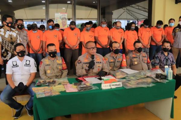 Polisi langsung meringkus para pelaku pungutan liar di Tanjung Priuk. 49 Orang diamankan.