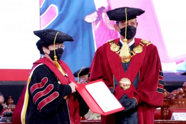 Menyelesaikan krisis multidimensi dan meletakkan pondasi yang kuat bagi tata negara dan tata pemerintahan