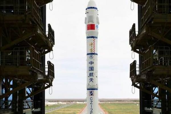 Pesawat ruang angkasa Shenzhou-12 mereka akan berlabuh dengan bagian utama stasiun ruang angkasa Tianhe, yang ditempatkan di orbit pada 29 April.