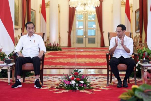 Jokowi dan Nadiem berdiskusi mengenai masa depan perguruan tinggi di Indonesia. Dalam kesempatan itu, Jokowi juga sempat bertanya mengenai program Kampus Merdeka, yang merupakan salah satu episode kebijakan Mendikbudristek.