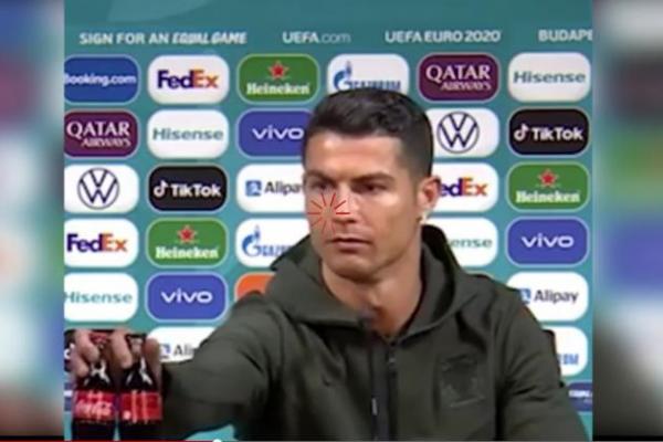 Cristiano Ronaldo menampakkan ketidaksukaannya saat melihat dua botol minuman bersoda, Coca Cola, terletak di depannya ketika menggelar konferensi pers.