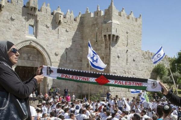 Pada hari yang sama, faksi Palestina, Hamas menyerukan peringatan `Hari Kemarahan` di Gaza dan Tepi Barat yang diduduki Israel. Hamas memperingatkan bahwa permusuhan akan terus berlanjut jika pawai itu tetap digelar.