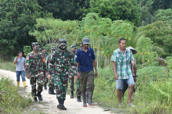 Satgas TMMD mengajak warga di perbatasan, Desa Nunukan, Kalimantan Utara untuk hidup sehat.
