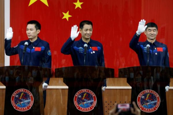 China akan meluncurkan Nie Haisheng, Liu Boming, dan Tang Hongbo ke orbit di atas pesawat ruang angkasa Shenzhou-12 pada pukul sembilan pagi dari Jiuquan di barat laut provinsi Gansu.