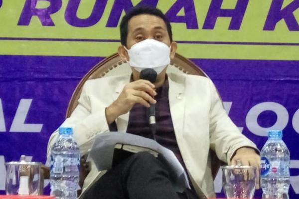 Anggota Komisi XI DPR RI Kamrussamad mempertanyakan skenario besar atau grand design dalam menghadapi profil utang luar negeri dan jatuh tempo pada 5 hingga 15  tahun mendatang. Sebab rasio utang pemerintah terus mengalami peningkatan dari 30,2 persen  dari Produk Domestik Bruto (PDB) pada 2019 menjadi 39,4 persen dari PDB pada tahun 2020, akibat defisit keuangan negara yang disebabkan pandemi Covid-19.