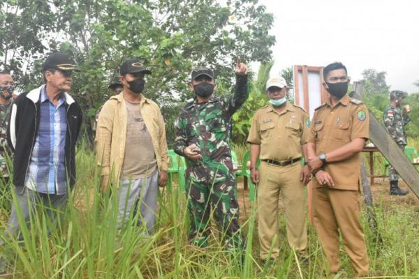 Buka akses jalan, Warga Desa Binusan Dalam antusias sambut kegiatan TNI Manunggan Membangun Desa.