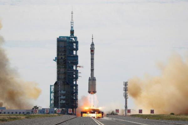 Roket Long March 2F yang mengangkut Shenzhou-12 atau `Kapal Ilahi`, menuju modul stasiun ruang angkasa Tianhe resmi mengudara pada pukul 09.22 waktu Beijing, dari Pusat Peluncuran Satelit Jiuquan di barat laut provinsi Gansu.