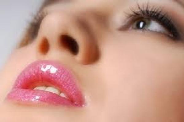 Cara mudah ini dapat membuat bibir Anda akan terlihat kenyal, merah dan segar