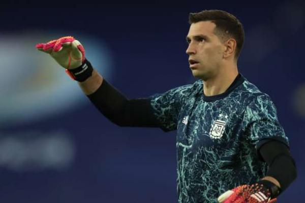 Aston Villa Tunggu Tawaran yang Cocok untuk Emi Martinez