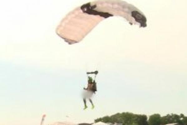 Seorang pria Nebraska memecahkan rekor dunia baru dengan menyelesaikan 60 lompatan skydiving dalam 24 jam tanpa mengenakan apa pun 
