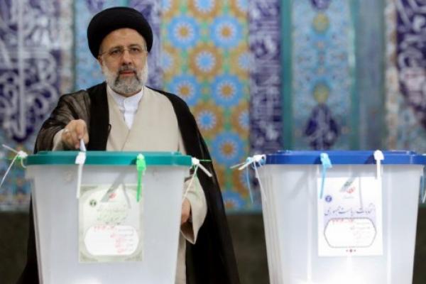 Raisi, ulama Syiah berusia 60 tahun yang dikenai sanksi AS atas dugaan pelanggaran hak asasi manusia, diperkirakan bakal memenangkan kontes, berkat dukungan Pemimpin Tertinggi Ayatollah Ali Khamenei.