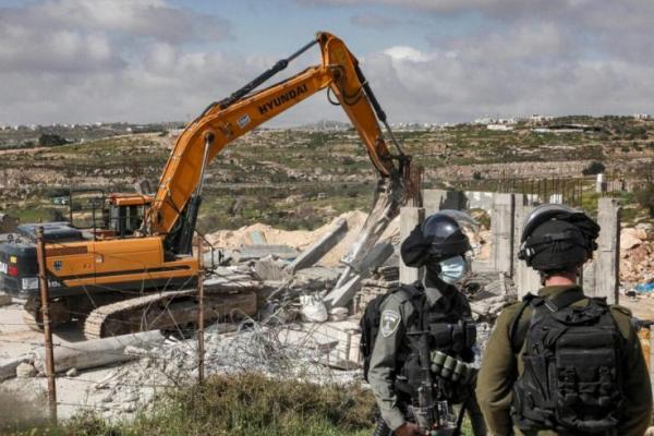 Pasukan pendudukan Israel hari ini mengeluarkan perintah pembongkaran terhadap delapan bangunan Palestina di desa Jawaya, yang berbasis di dekat Hebron.