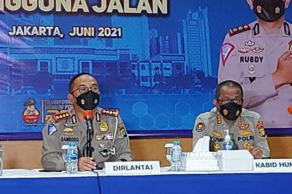 Polda Metro Jaya memberlakukan pembatasan mobilitas pengguna jalan di Jakarta mulai malam ini.