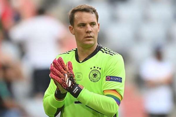 Asosiasi Sepak Bola Jerman (DFB) terancam terkena sanksi denda, usai kiper timnas Jerman Manuel Neuer ketahuan menggunakan ban kapten berwarna pelangi.