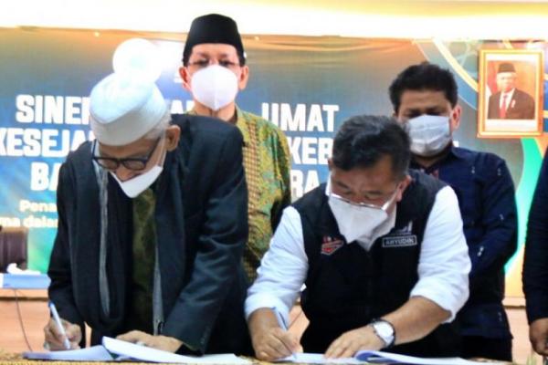 Aksi Cepat Tanggap (ACT) bekerja sama dengan Majelis Ulama Indonesia (MUI), dalam aktualisasi program-program kemanusiaan di bidang pangan, pendidikan, ekonomi, dan kesehatan untuk membangun dan menyejahterakan bangsa.