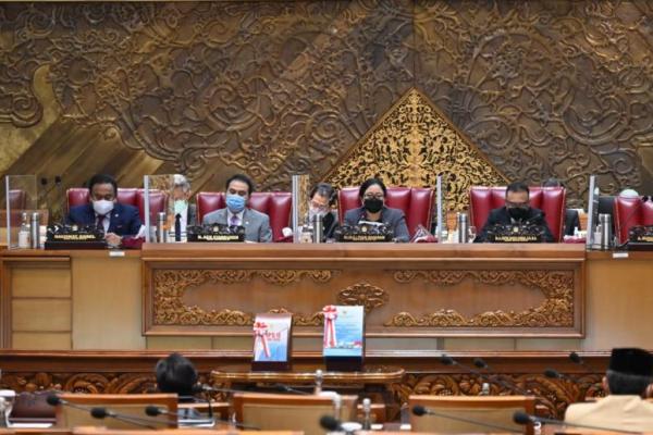 Ketua DPR RI Puan Maharani mengetuk palu terkati penetapan mitra kerja beberapa komisi di DPR RI. Penetapan dilakukan dalam Rapat Paripurna di Gedung DPR RI, Jakarta, Selasa (22/6).