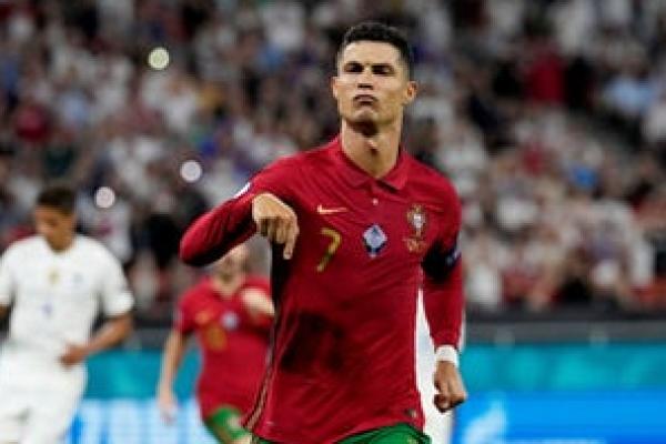 Penyerang tim nasional Portugal, Cristiano Ronaldo menyamai rekor lama Ali Daei dengan 109 gol internasional saat mencetak dua gol ke gawang Prancis