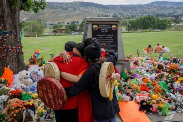 Mereka mengikuti penemuan sisa-sisa 215 anak sekolah di bekas sekolah perumahan penduduk asli lainnya di Kamloops, British Columbia, yang mengirimkan gelombang kejut ke seluruh Kanada.