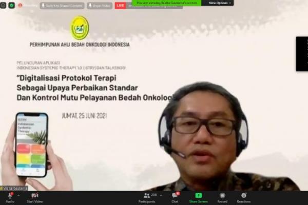 Ketua PERABOI, dr. Walta Gautama, SpB(K)Onk menerangkan ISTRY 1.0 berisi berbagai informasi yang berguna bagi dokter, untuk mengambil keputusan klinis dalam bidang terapi sistemik untuk kanker.