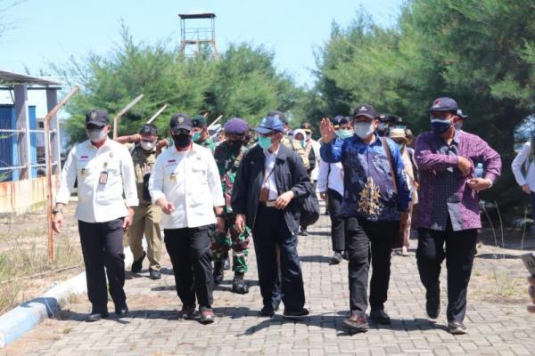 Hendra menjelaskan KKP berperan aktif dalam mengelola wilayah perbatasan Indonesia melalui program kegiatan sertipikasi Hak Atas Tanah di Pulau-Pulau Terluar Indonesia.