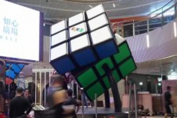 Sebuah mal di Hong Kong memecahkan Rekor Dunia Guinness ketika menugaskan pembangunan kubus Rubik berukuran 8,2 kaki di setiap sisinya.