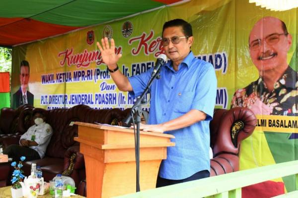 Fadel Muhamad mengajak masyarakat Gorontalo memanfaatkan bantuan yang diberikan oleh pemerintah secara bersungguh-sungguh.