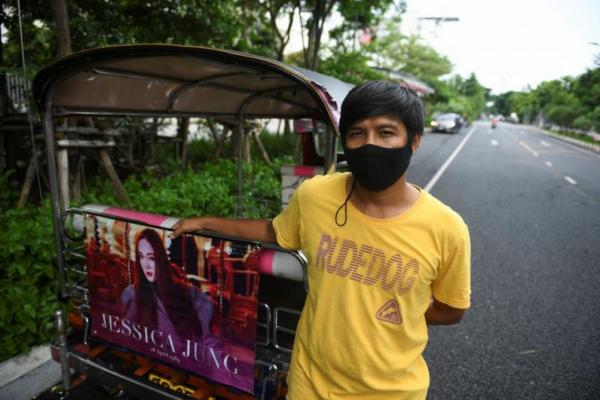 Demam K-Pop di Thailand rupanya membawa berkah tersendiri bagi para sopir tuk-tuk, becak ala Thailand, yang terdampak pandemi Covid-19.