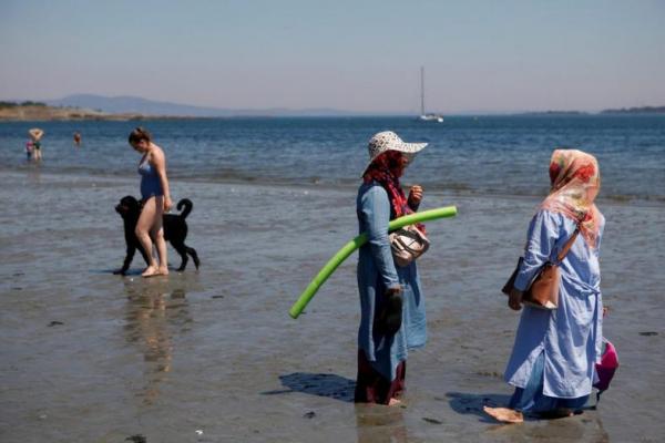 Lytton, sebuah kota di British Columbia tengah sekitar 200km utara Vancouver, melaporkan suhu 46,6°C (115,88°F) pada Minggu akhir pekan lalu.