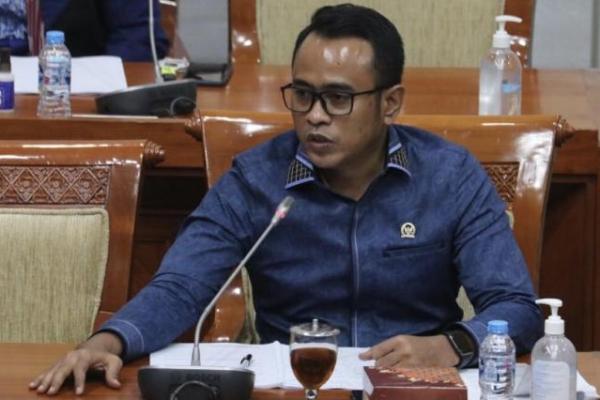 Anggota Komisi III dari Partai Kebangkitan Bangsa, Heru Widodo meminta persoalan status yang diunggah akun Twitter @BEMUI_Official yang bermuatan kritikan terhadap Presiden Jokowi tidak disangkut pautkan pada persoalan hukum yang harus berakhir dimeja hijau.