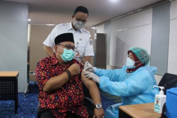 Alhamdulillah pagi hari ini baru saja berlangsung vaksinasi bersama dengan MUI DKI dan DMI DKI, dan Ketua MUI Kota se-DKI Jakarta.