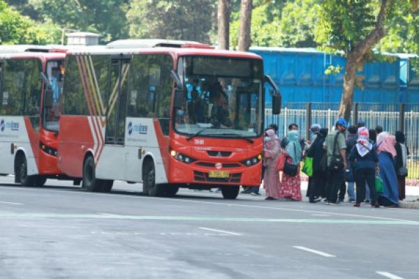 Bus-bus kami menjemput semua peserta vaksin di 42 titik kecamatan di seluruh Jakarta tanpa dikenakan tarif atau gratis.