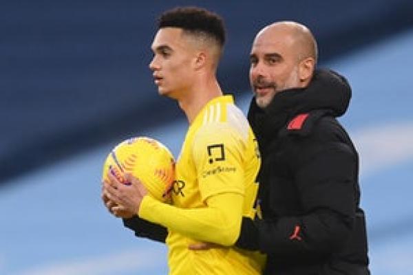 Manchester City dilaporkan telah mengidentifikasi bek Fulham Antonee Robinson sebagai target transfer