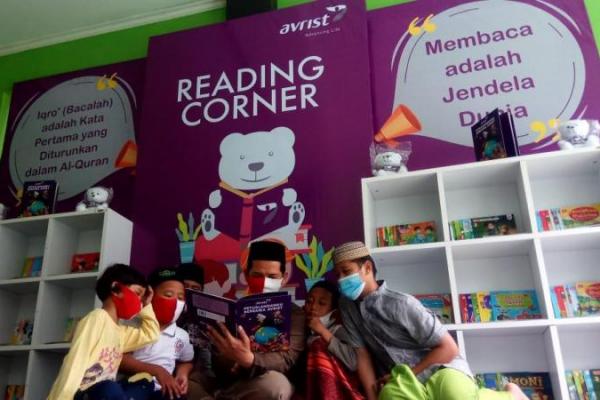  Avrist Reading Corner menyediakan ratusan buku bacaan yang sesuai dengan usia anak-anak seperti buku dongeng, ensiklopedia, dan buku ilmu pengetahuan.