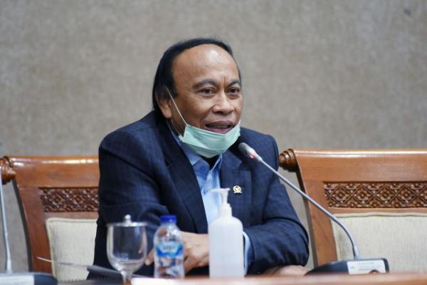 Wakil Ketua Badan Anggaran (Banggar) DPR RI, Muhidin M Said, mengatakan pihaknya ingin melihat sinergi antara Pemerintah pusat dan daerah dalam mewujudkan pembangunan yang berkelanjutan di Provinsi Riau.