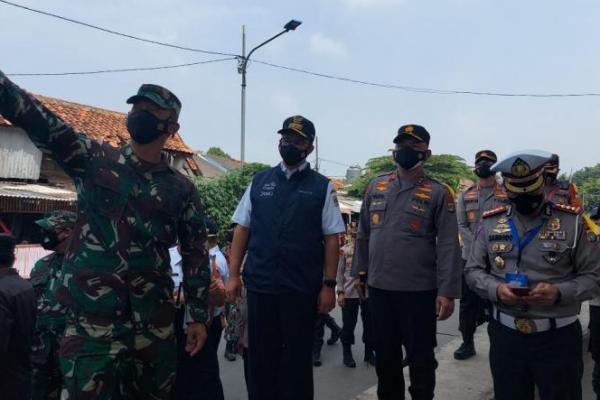 Kapolda Metro Jaya, Pangdam Jaya dan Gubernur DKI memantau langsung titik penyekatan di Kalimalang.