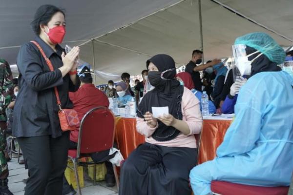 Ketua DPR RI Puan Maharani meninjau pelaksanaan vaksinasi Covid-19 di Stadion Gelora 10 November, Tambaksari, Surabaya. Dalam kesempatan itu, Puan juga menyerahkan bantuan vaksin untuk masyarakat Surabaya dan Jawa Timur.