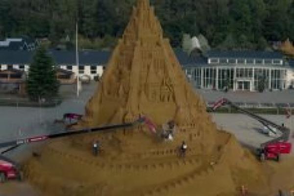 Sekelompok seniman berkumpul di Denmark untuk membangun istana pasir tertinggi di dunia, dengan tinggi 69,4 kaki
