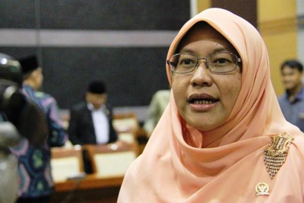 Kalangan dewan menyoroti adanya usulan soal Rumah Sakit (RS) Covid-19 khusus pejabat yang digaungkan oleh Wasekjen PAN Rosaline Irene Rumaseuw.