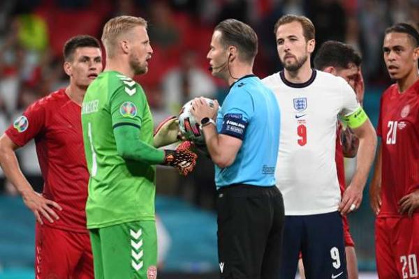 Dalam rekaman video pertandingan, tampak laser menembak wajah kiper Leicester City tersebut, saat dia sedang bersiap menghadapi penalti Harry Kane di babak perpanjangan waktu.